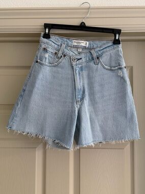 Abercrombie & Fitch The Dad Short High Rise in Curve Love Light Wash